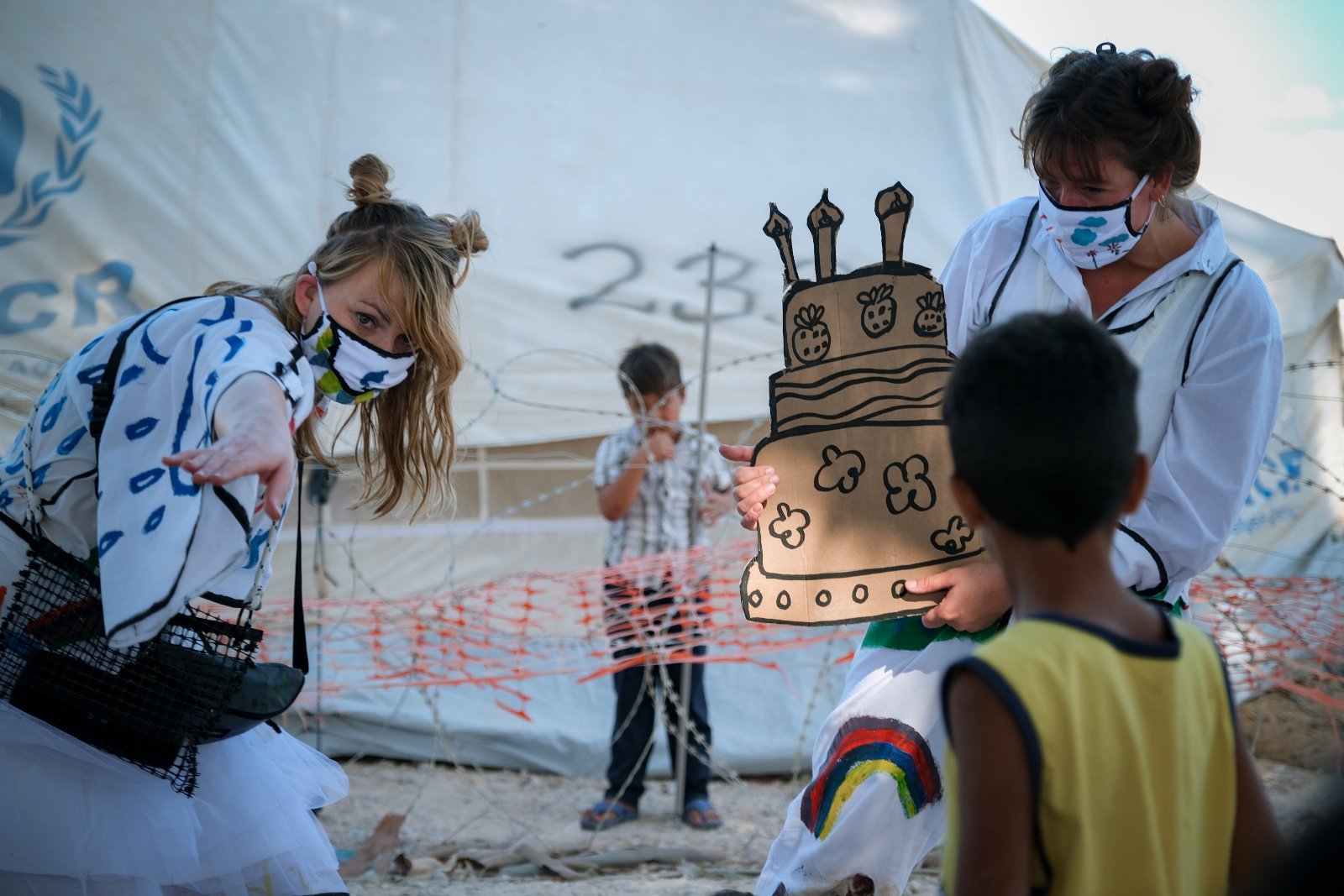 vluchtelingen kampen kinderen theater kleur fantasie hoop stichting joy sparking refugee camps kids imagination feest party